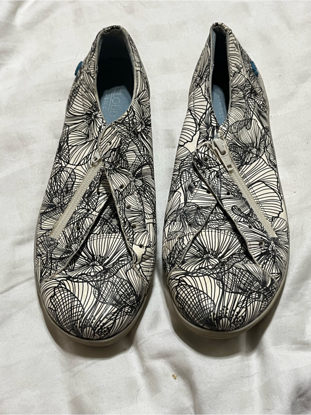 Cloud Women’s Floral Zip-Front Casual Shoes - White/Black